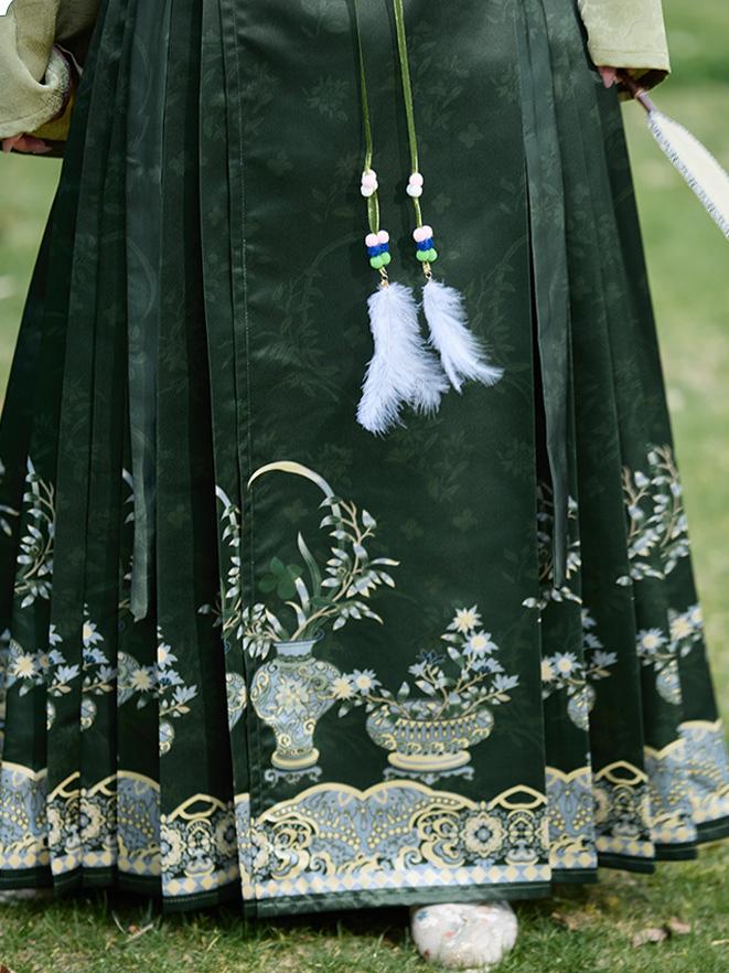 Elegant Ming Dynasty Hanfu- Embroidered Dress for Graduation Ceremony