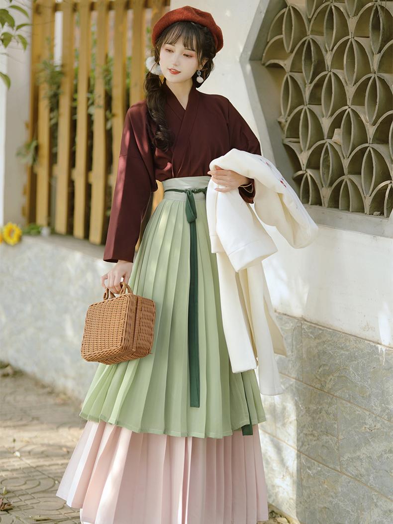 Traditional Chinese Hanfu Set – Elegant Green Pleated Skirt with Burgundy Top