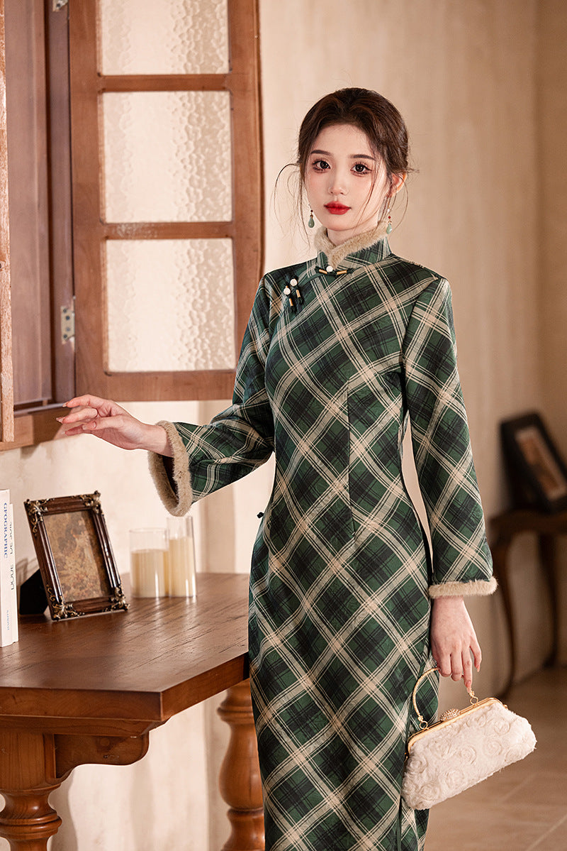 Green Chinese Long Sleeve Cheongsam Dress with Golden Cuffs