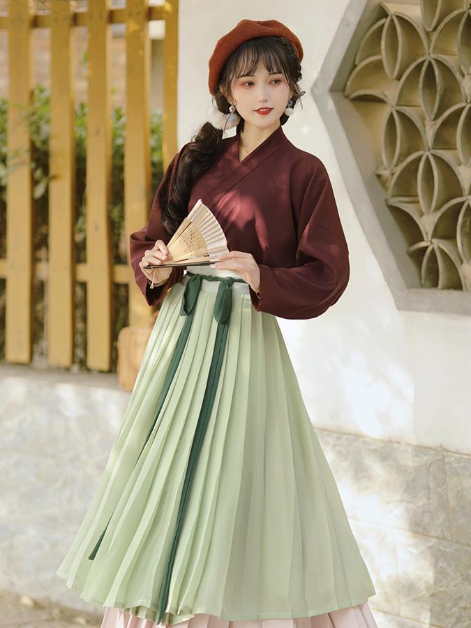 Traditional Chinese Hanfu Set – Elegant Green Pleated Skirt with Burgundy Top