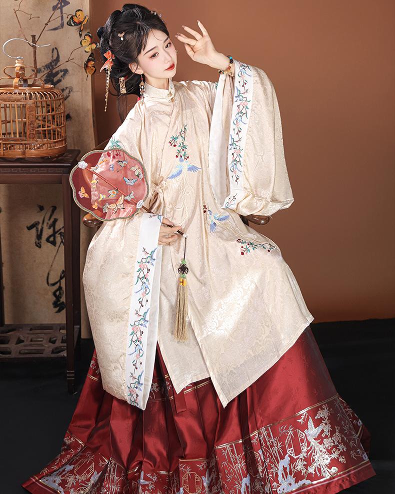 Elegant Embroidered Hanfu Set – Traditional Chinese Dress with Flowing Sleeves