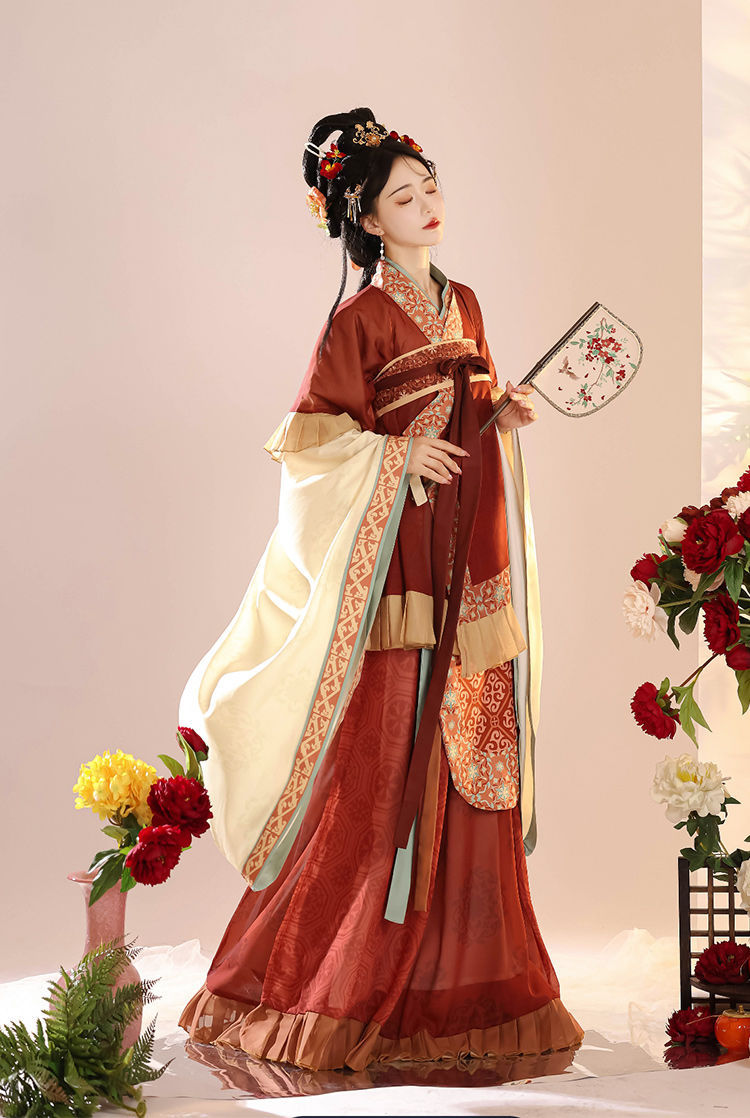 Elegant Chinese Hanfu Dress with Embroidered Robe and Flowing Skirt – Traditional Vintage Style