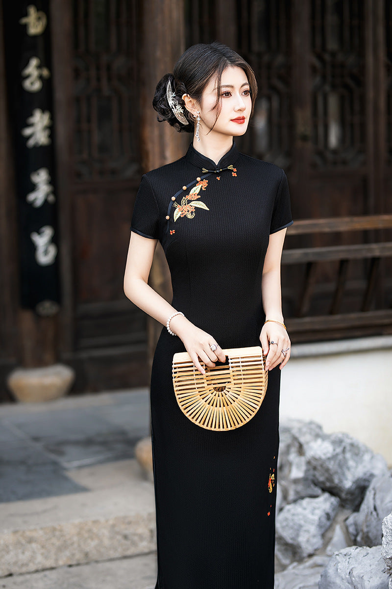 Long Short-Sleeve Embroidered Cheongsam | Slim Mandarin Dress