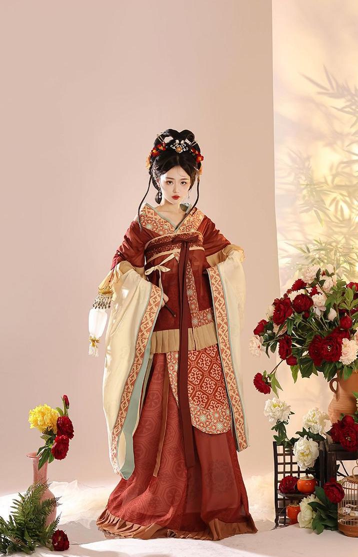 Elegant Chinese Hanfu Dress with Embroidered Robe and Flowing Skirt – Traditional Vintage Style
