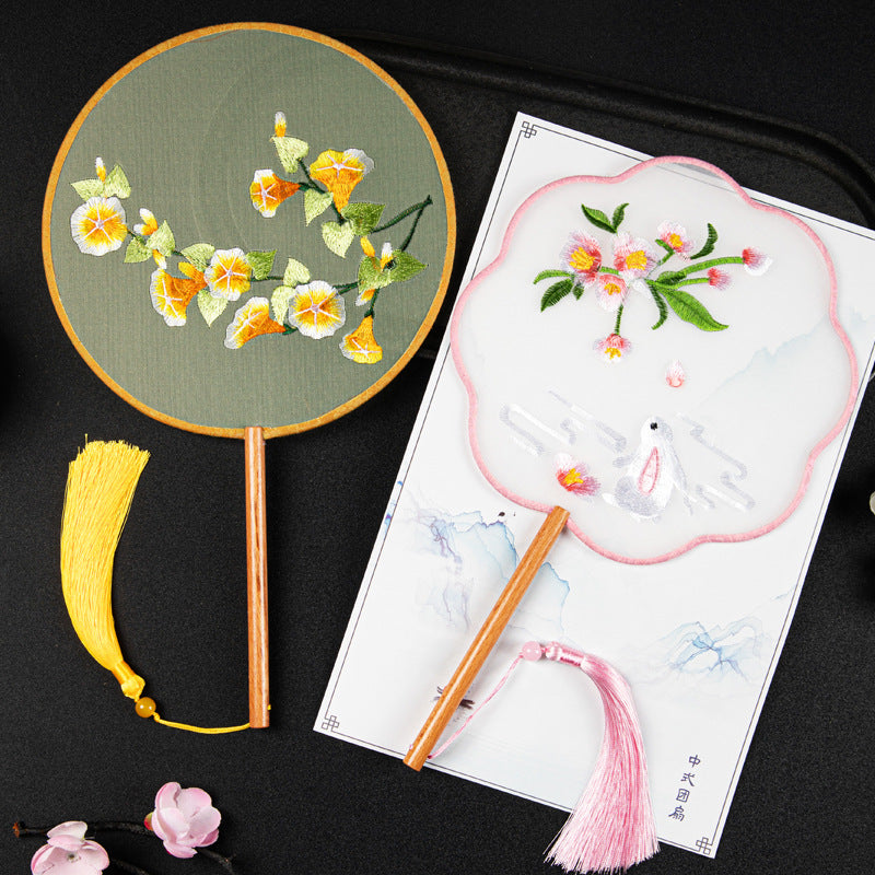 手工中国圆扇,绣有黄色花朵,木柄