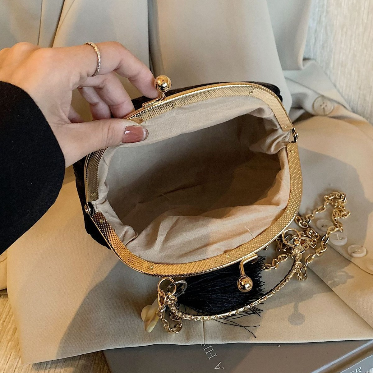 Elegant Velvet Handbag with Gold Chain and Tassel Decoration
