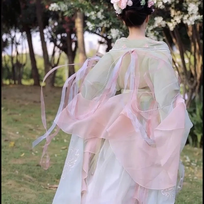 淡绿色汉服传统刺绣花卉图案