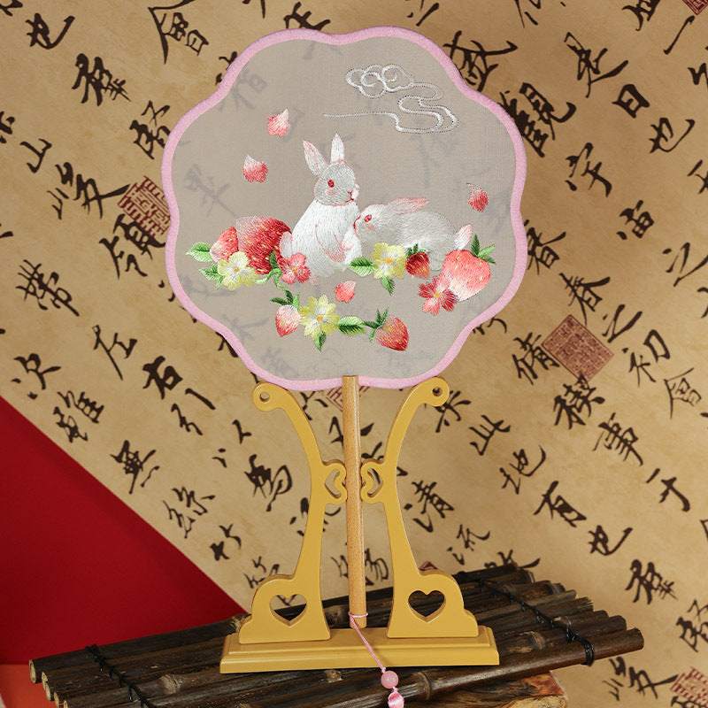 双面绣花兔子草莓图案手扇,适合汉服装饰
