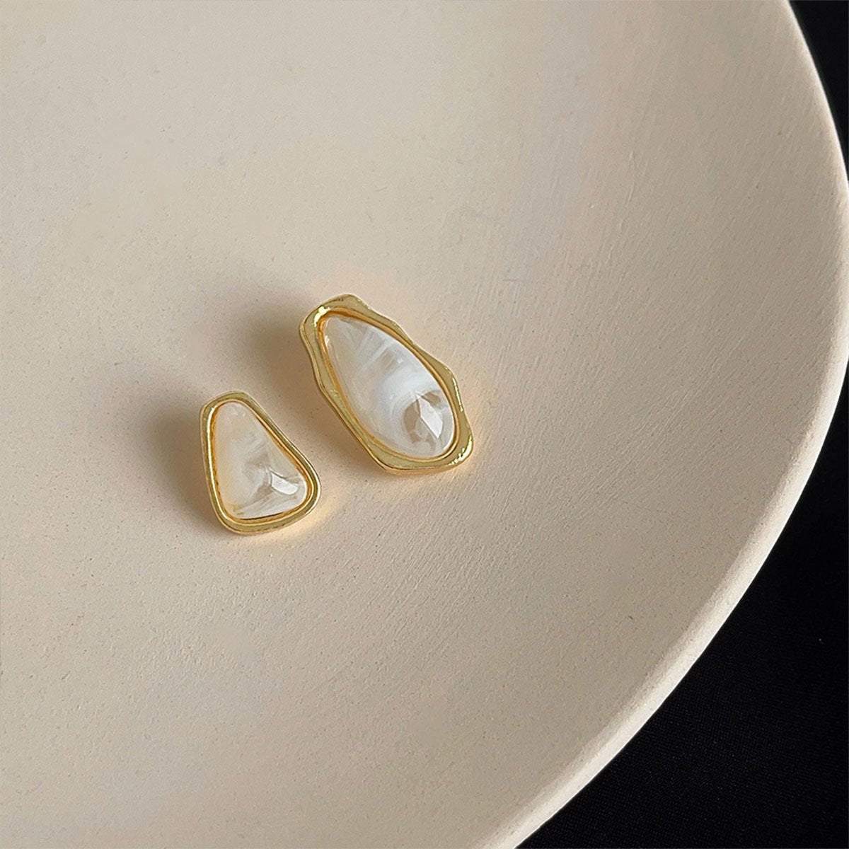 Vintage Acrylic Stud Earrings Fashion Jewelry for Women and Girls Retro Style