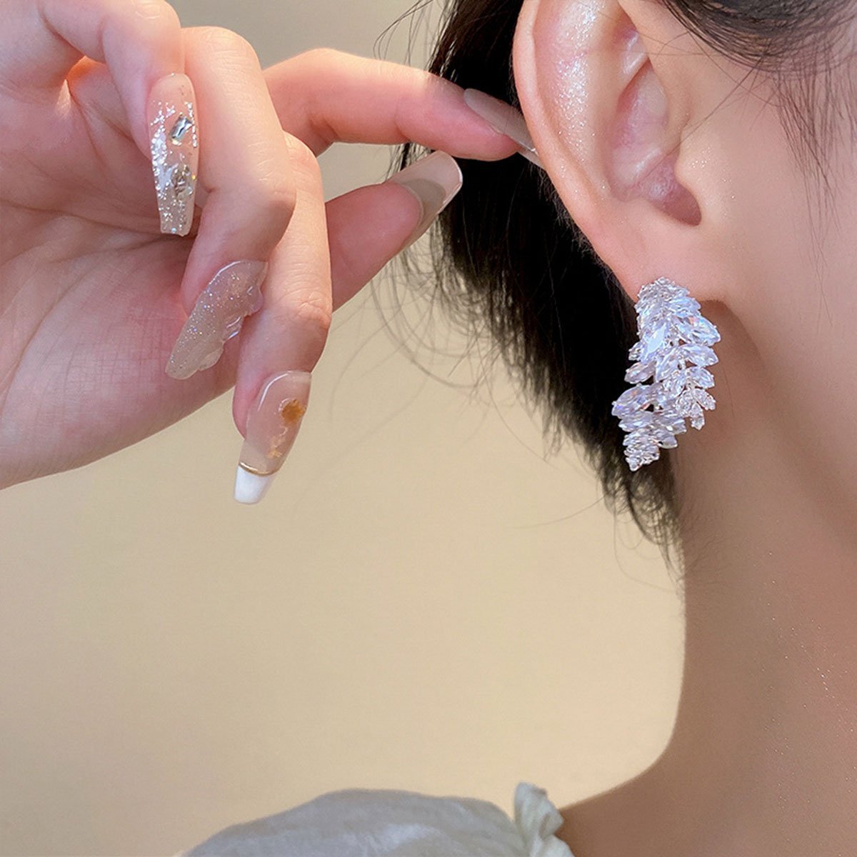 锆石叶耳环佩戴前后设计时尚珠宝女士
