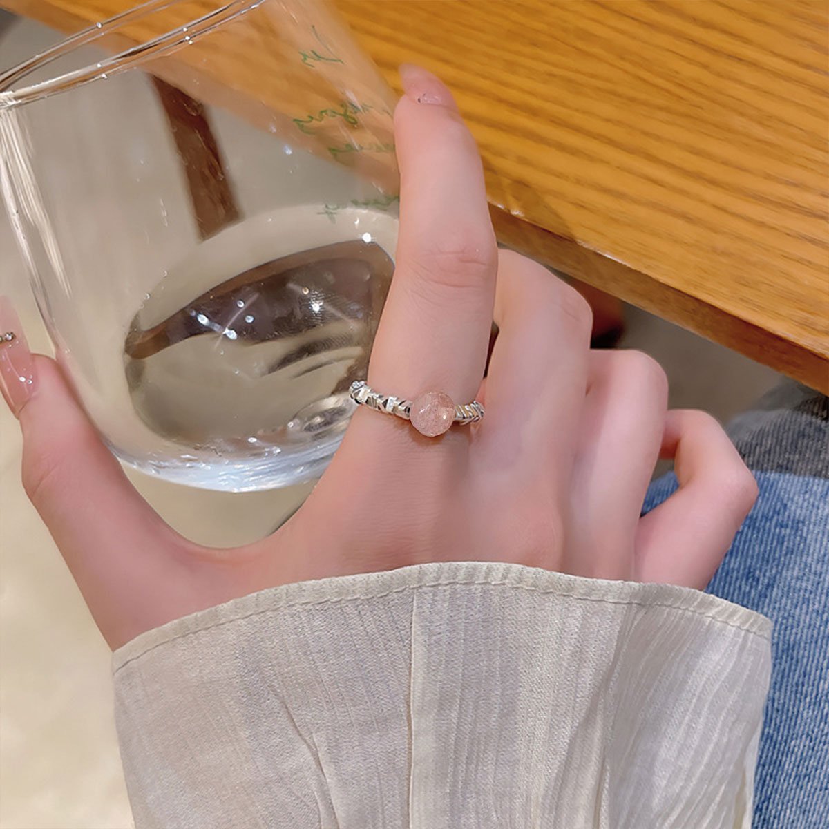 优雅的粉色珠子和银珠戒指,精致的珠宝,适合女士和女孩