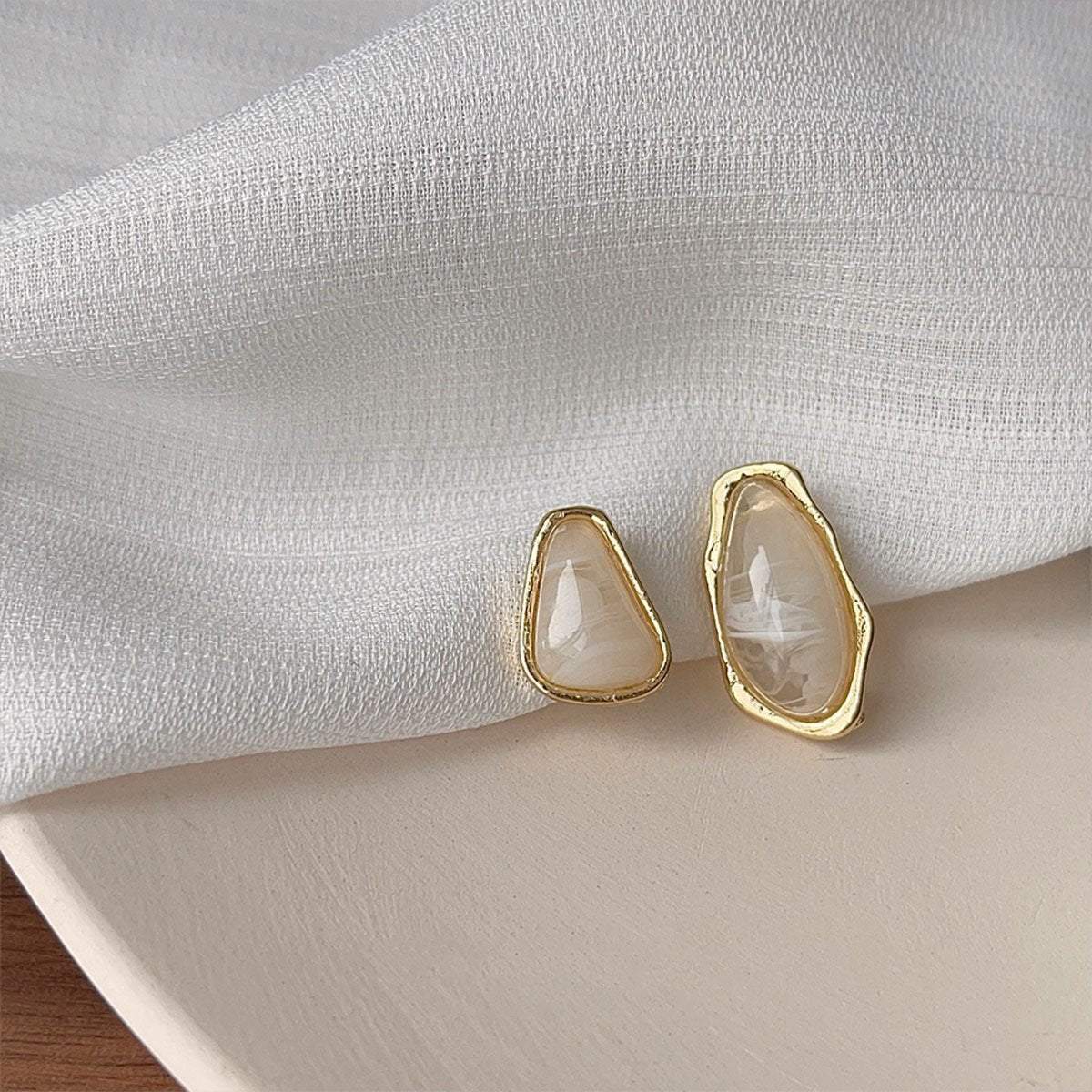 Vintage Acrylic Stud Earrings Fashion Jewelry for Women and Girls Retro Style