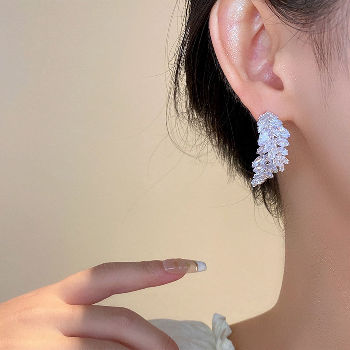 锆石叶耳环佩戴前后设计时尚珠宝女士