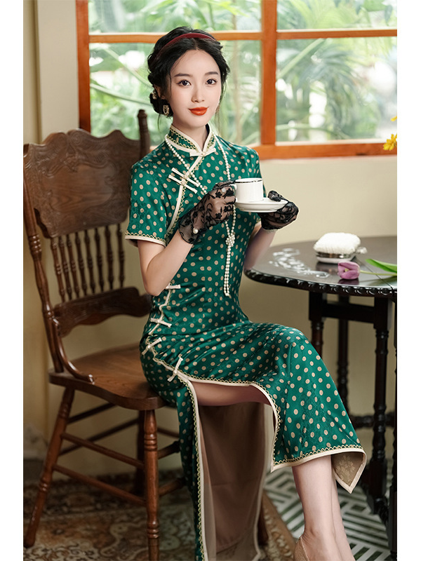 Vintage Green Polka Dot Cheongsam with Mandarin Collar and Pearl Detailing