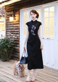 Black Floral-Embroidered Modern Qipao Midi | Mandarin Collar, Slim Fit & Side Slit