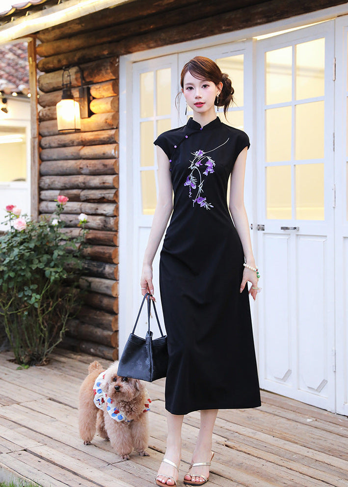 Black Floral-Embroidered Modern Qipao Midi | Mandarin Collar, Slim Fit & Side Slit