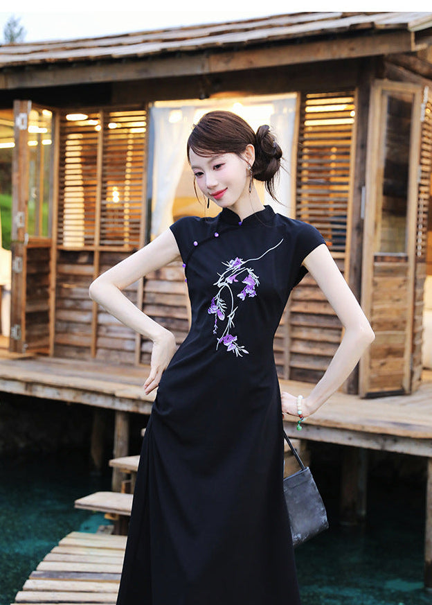 Black Floral-Embroidered Modern Qipao Midi | Mandarin Collar, Slim Fit & Side Slit
