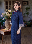 优雅的蓝绿色中式旗袍，复古长款喇叭袖旗袍，适合汉服造型