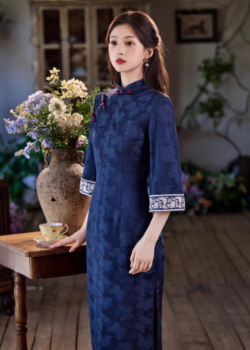 优雅的蓝绿色中式旗袍，复古长款喇叭袖旗袍，适合汉服造型
