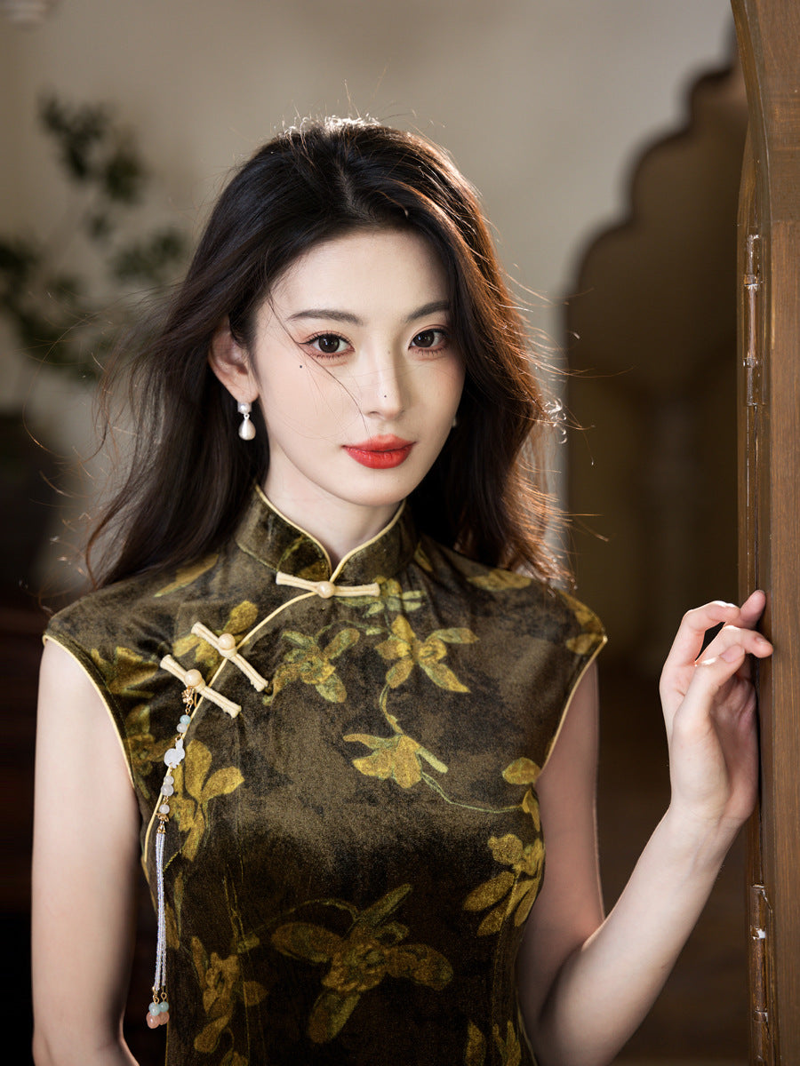 Olive-Green Floral Modern Qipao Midi | Sleeveless Mandarin Neck