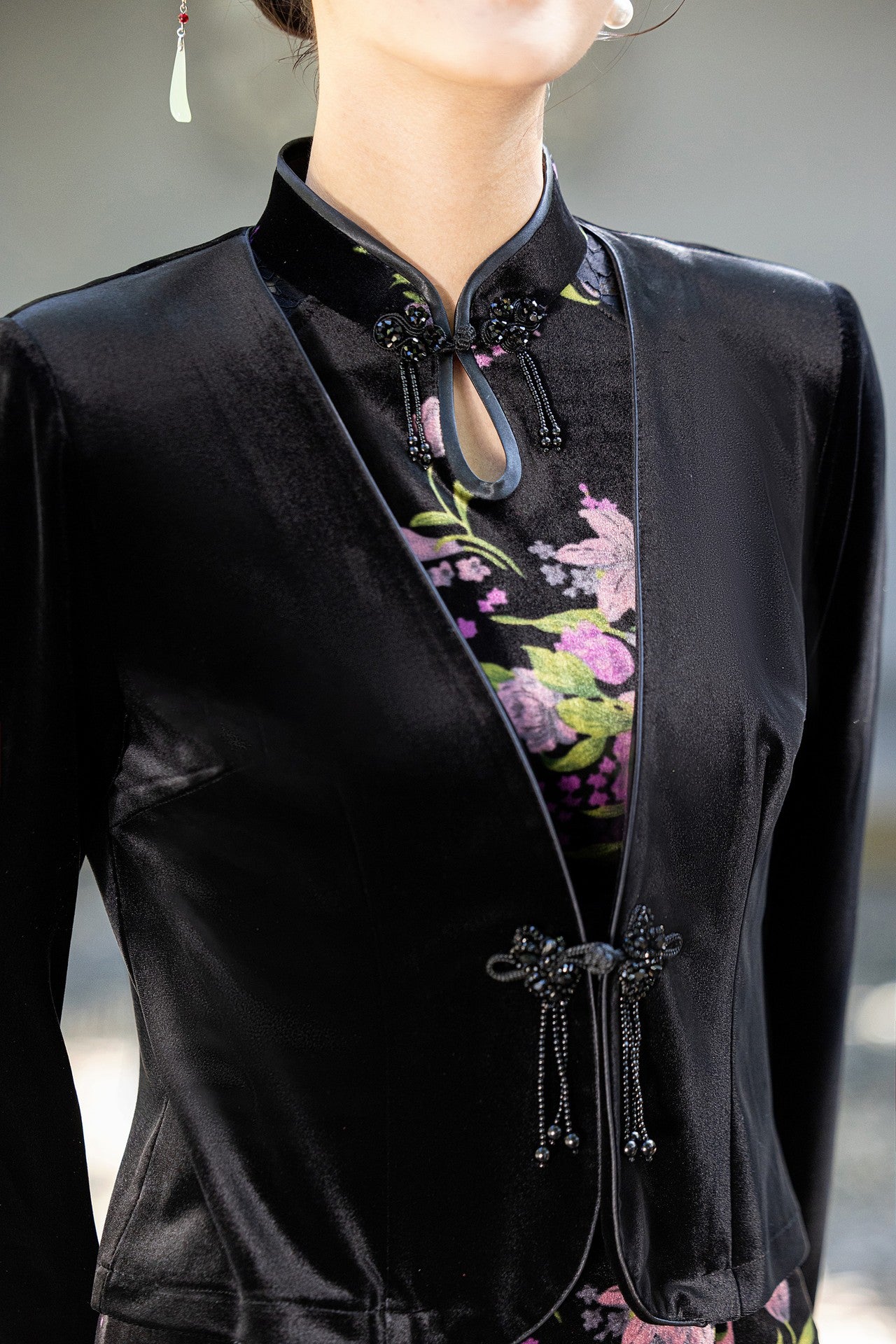 New-Chinese Black Qipao Jacket | Fitted V-Neck with Beaded Frog Buttons & Tassels