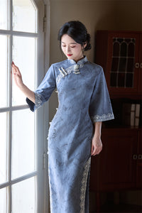 优雅的蓝绿色中式旗袍，复古长款喇叭袖旗袍，适合汉服造型