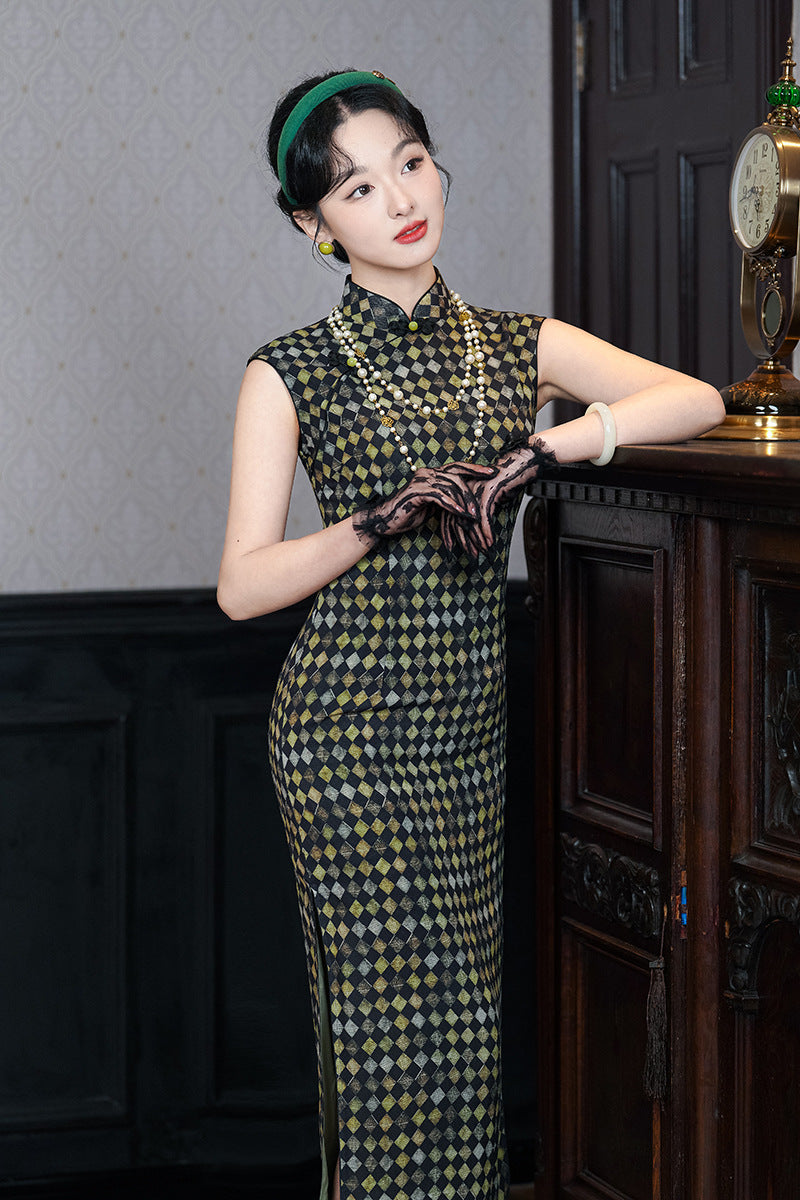 Vintage Diamond-Check Sleeveless Qipao | Black-Gold Slim Long Dress