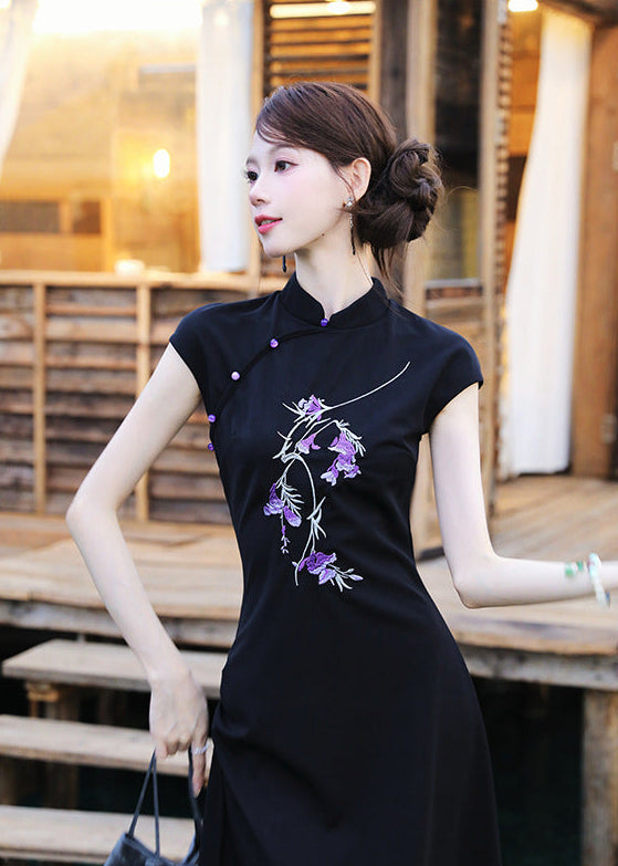 Black Floral-Embroidered Modern Qipao Midi | Mandarin Collar, Slim Fit & Side Slit