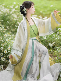 优雅花卉刺绣汉服——中国传统女性服饰