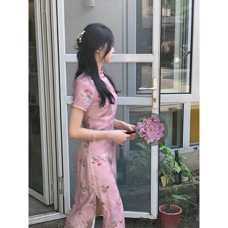 优雅的粉色樱花旗袍，配以精致的纽扣细节