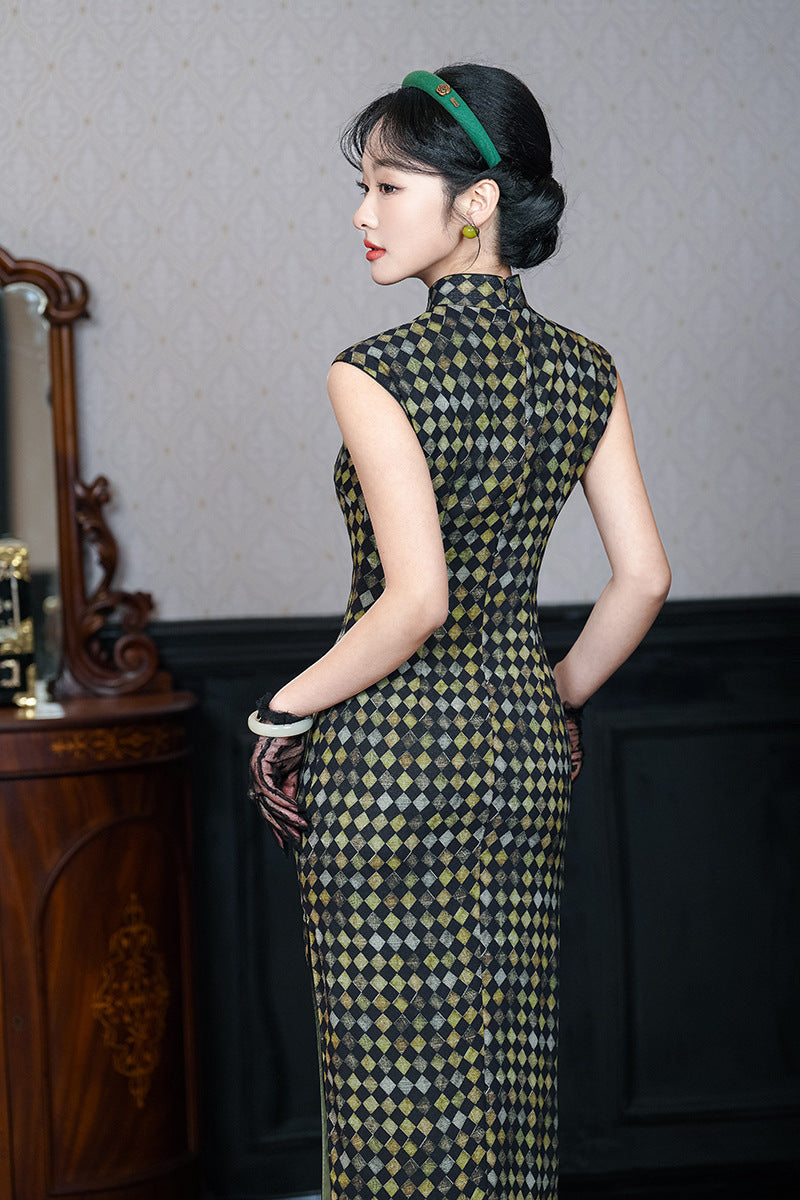 Vintage Diamond-Check Sleeveless Qipao | Black-Gold Slim Long Dress