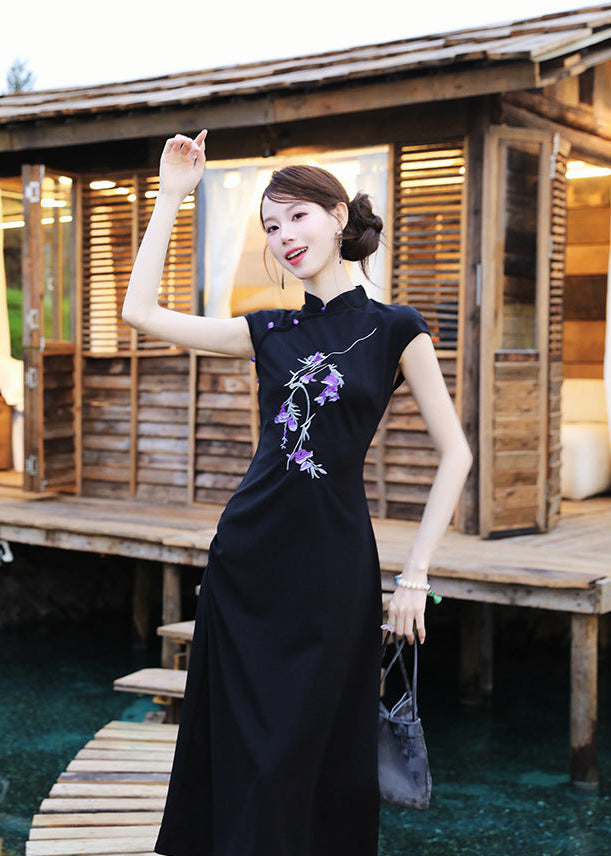 Black Floral-Embroidered Modern Qipao Midi | Mandarin Collar, Slim Fit & Side Slit