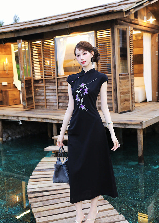 Black Floral-Embroidered Modern Qipao Midi | Mandarin Collar, Slim Fit & Side Slit