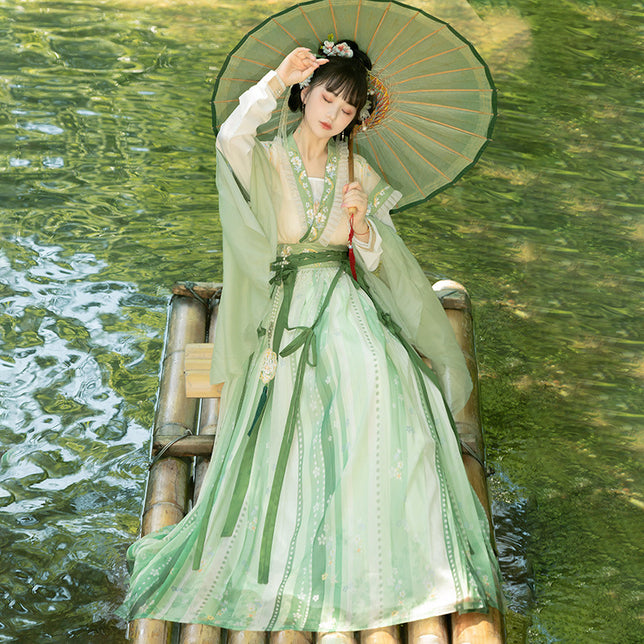 传统中国汉服，花卉刺绣，绿丝带装饰