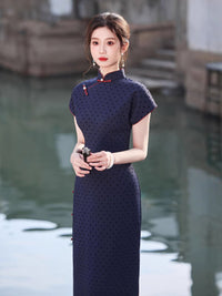 优雅黑金刺绣旗袍 - 无袖高开衩旗袍，适合特殊场合