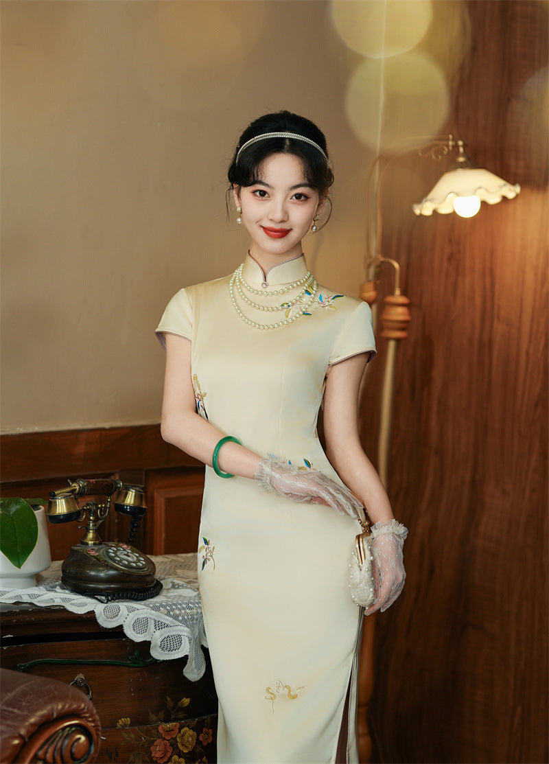 Vintage Beige Satin-Finish Qipao | Short-Sleeve Mandarin Collar