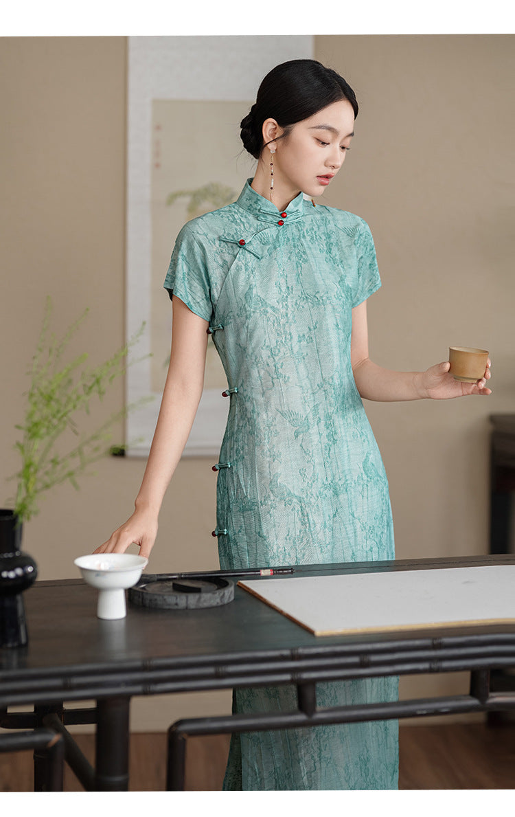 Vintage Elegant Floral Cheongsam – Classic Chinese Qipao Dress with Silk Texture