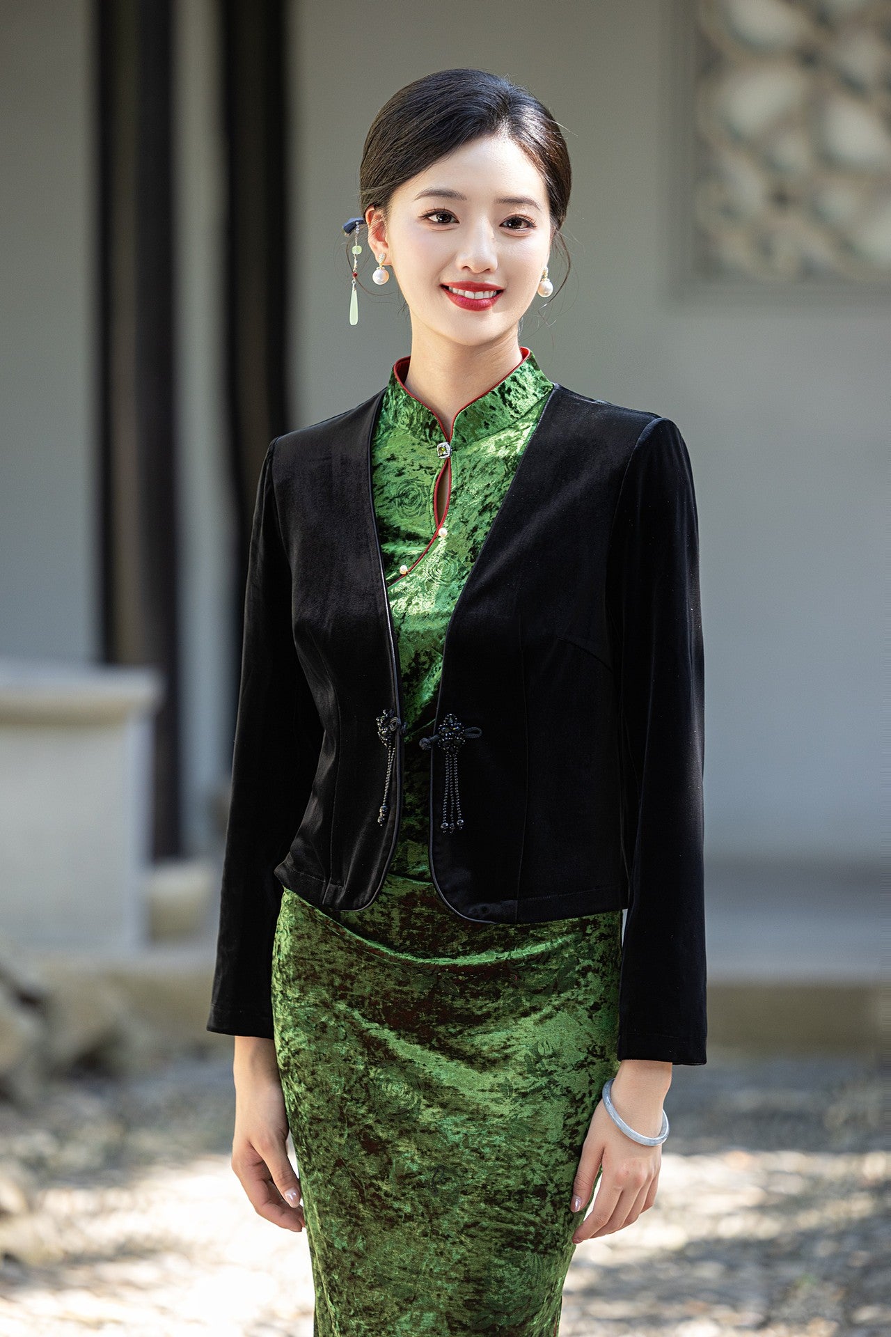 New-Chinese Black Qipao Jacket | Fitted V-Neck with Beaded Frog Buttons & Tassels