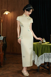 Vintage Beige Satin-Finish Qipao | Short-Sleeve Mandarin Collar
