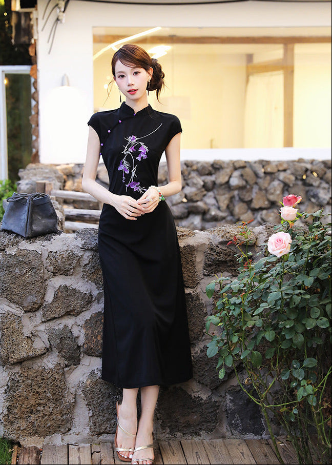 Black Floral-Embroidered Modern Qipao Midi | Mandarin Collar, Slim Fit & Side Slit