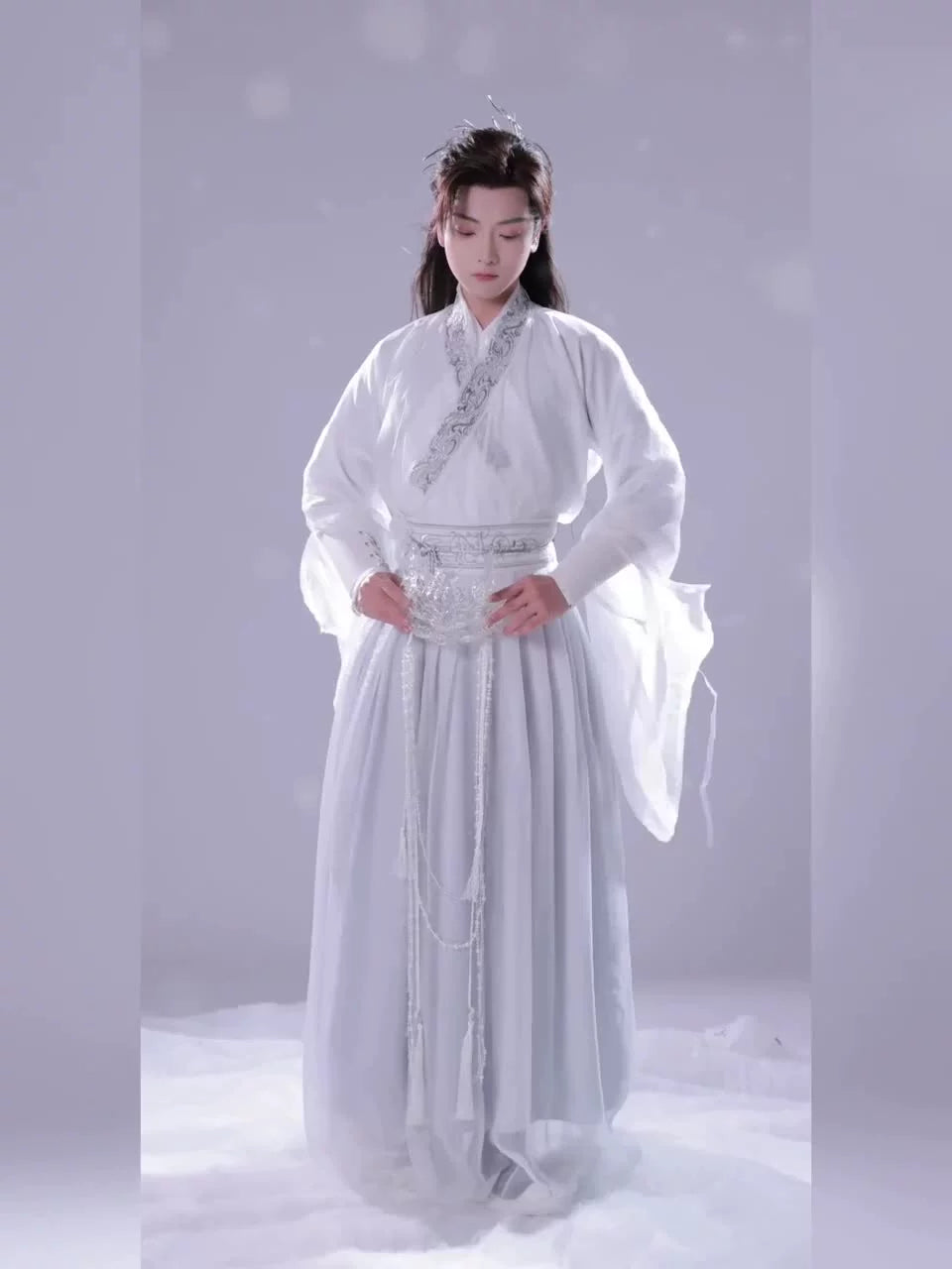 White Traditional Chinese Hanfu Costume for Men | Elegant Embroidered Robe with Long Sleeves and Umbrella