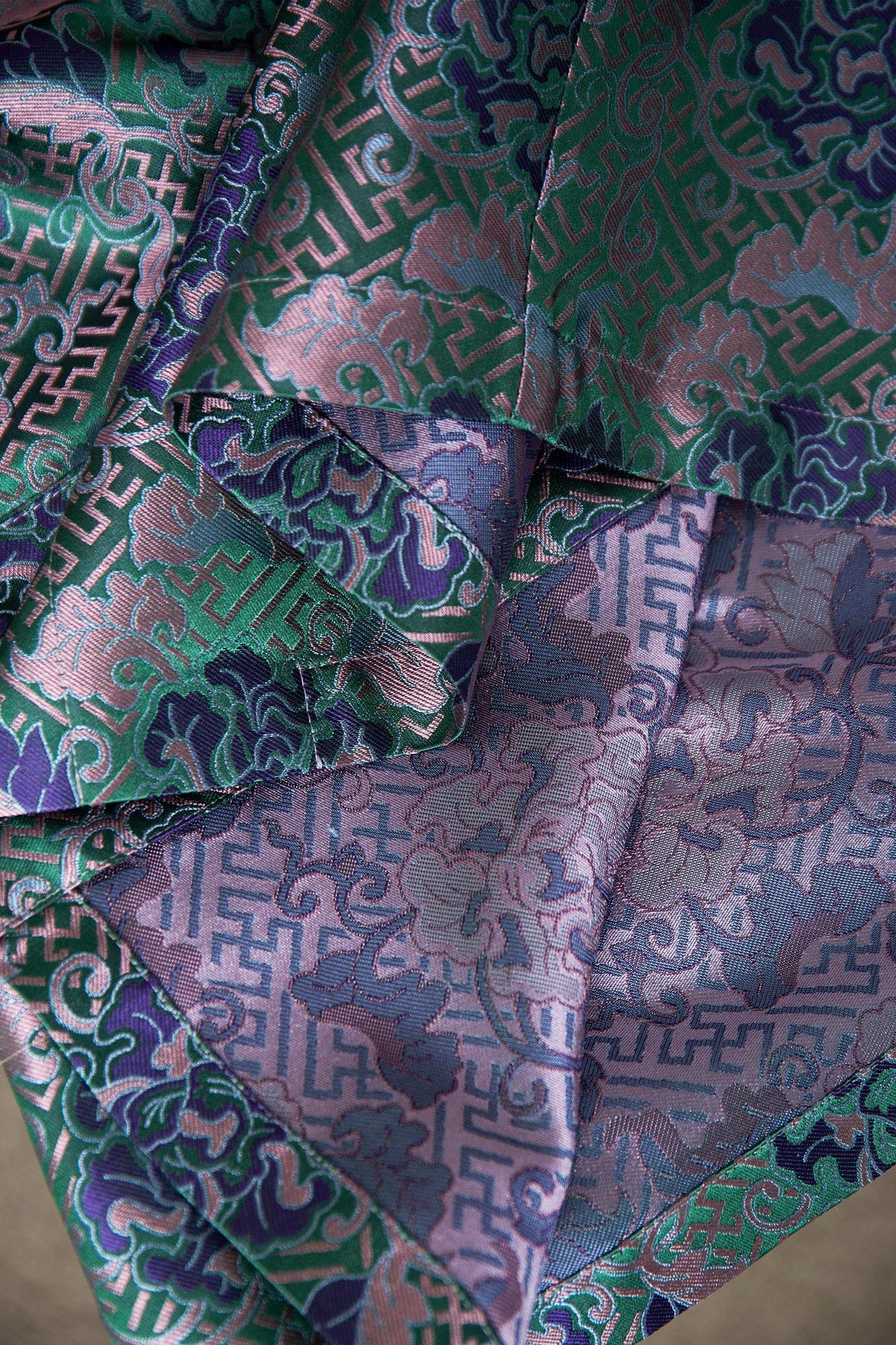 Silk Vest with Traditional Chinese Floral Patterns – Elegant Silk Brocade Waistcoat