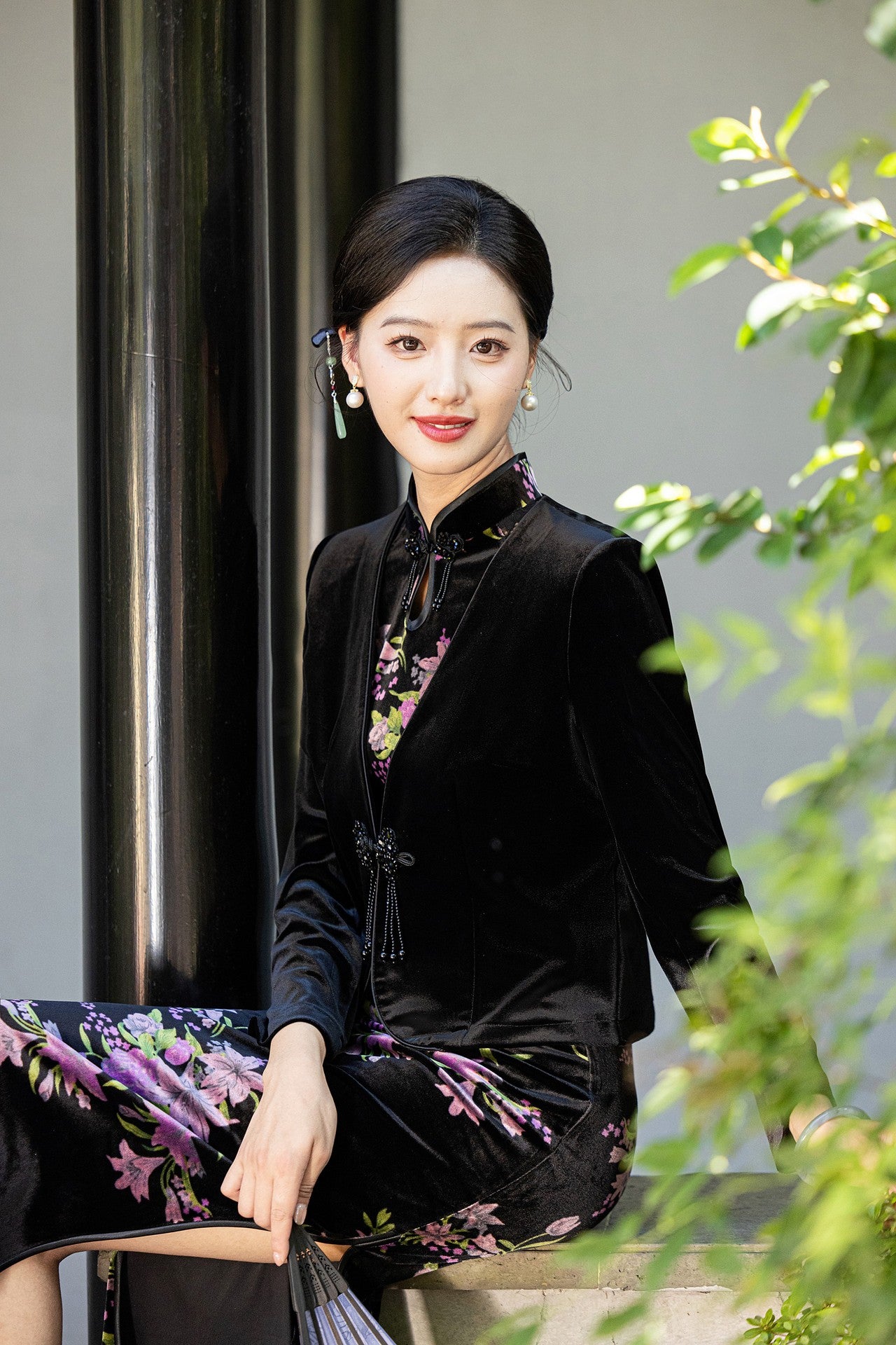 New-Chinese Black Qipao Jacket | Fitted V-Neck with Beaded Frog Buttons & Tassels