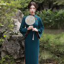 优雅的蓝绿色中式旗袍，复古长款喇叭袖旗袍，适合汉服造型
