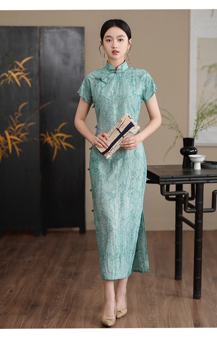 Vintage Elegant Floral Cheongsam – Classic Chinese Qipao Dress with Silk Texture