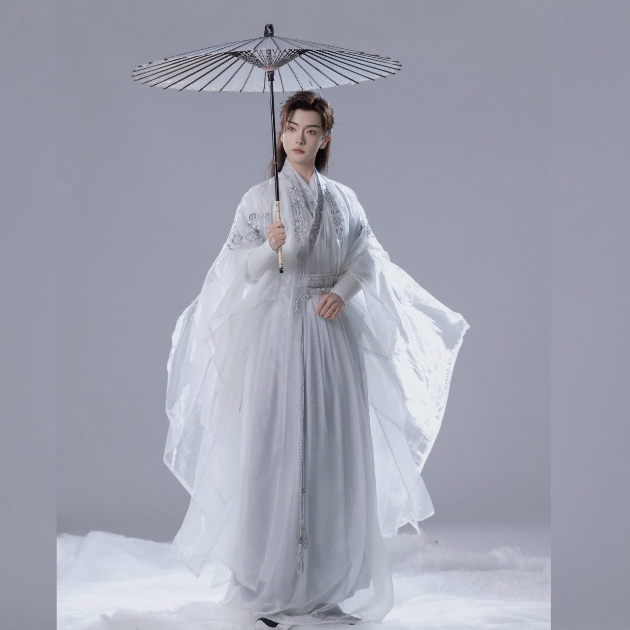 White Traditional Chinese Hanfu Costume for Men | Elegant Embroidered Robe with Long Sleeves and Umbrella