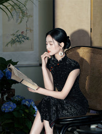 Black Vintage Ripple-Textured Qipao | Slim Long Cap-Sleeve Cheongsam