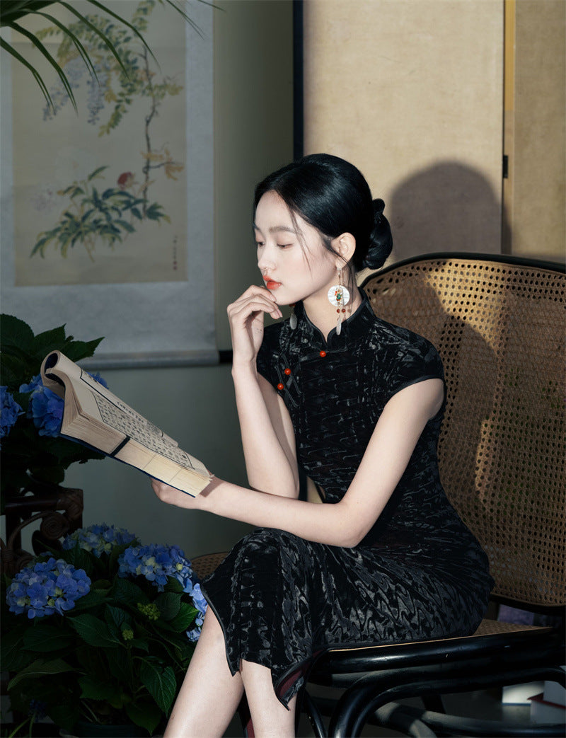 Black Vintage Ripple-Textured Qipao | Slim Long Cap-Sleeve Cheongsam