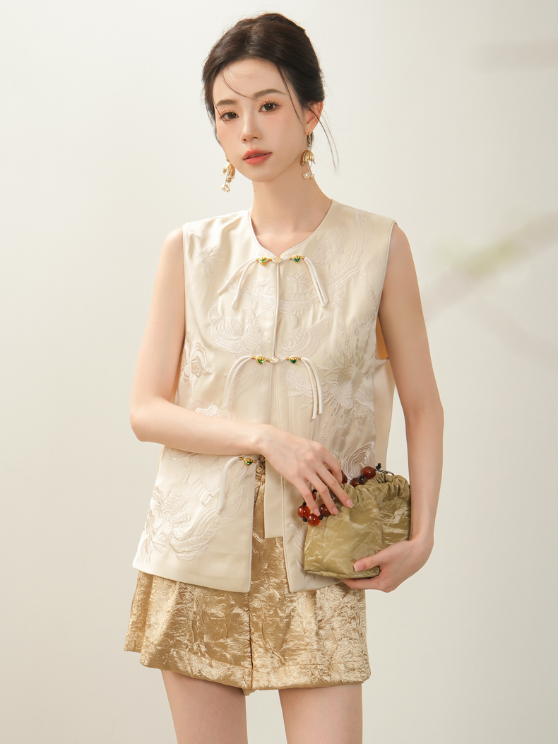 Elegant Embroidered Sleeveless Top nd Shorts with Floral Design