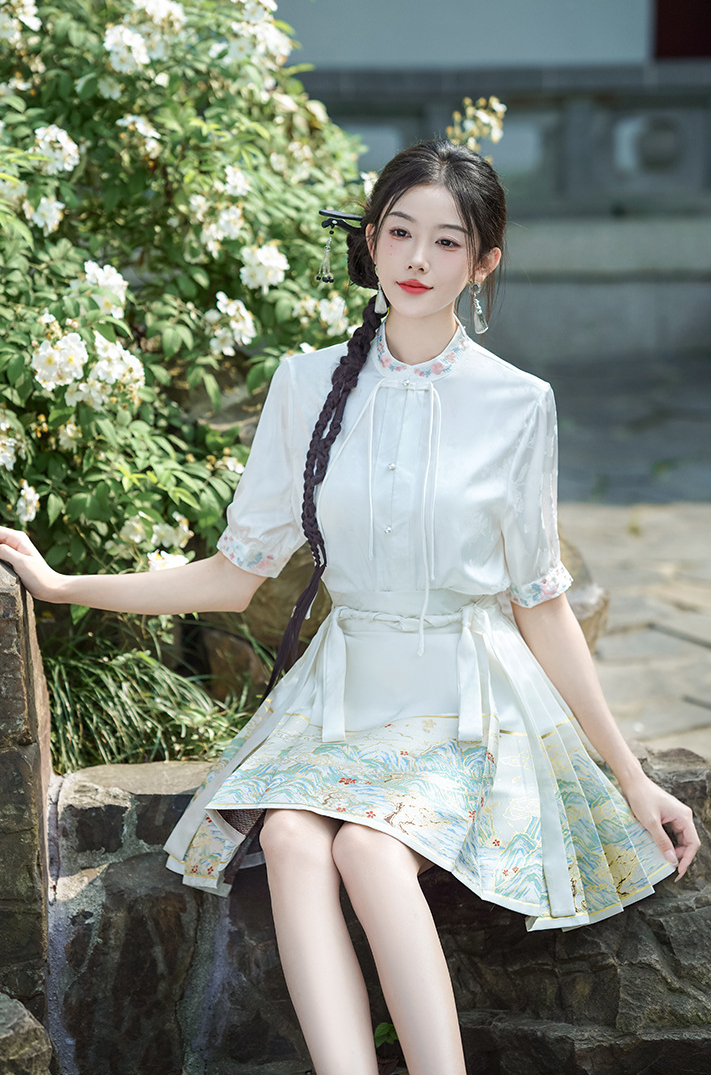 Two-Piece Mamianqun Hanfu Set with Elegant Embroidery